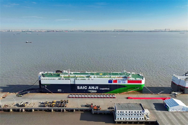 China's largest dual-fuel-powered car carrier sets sail